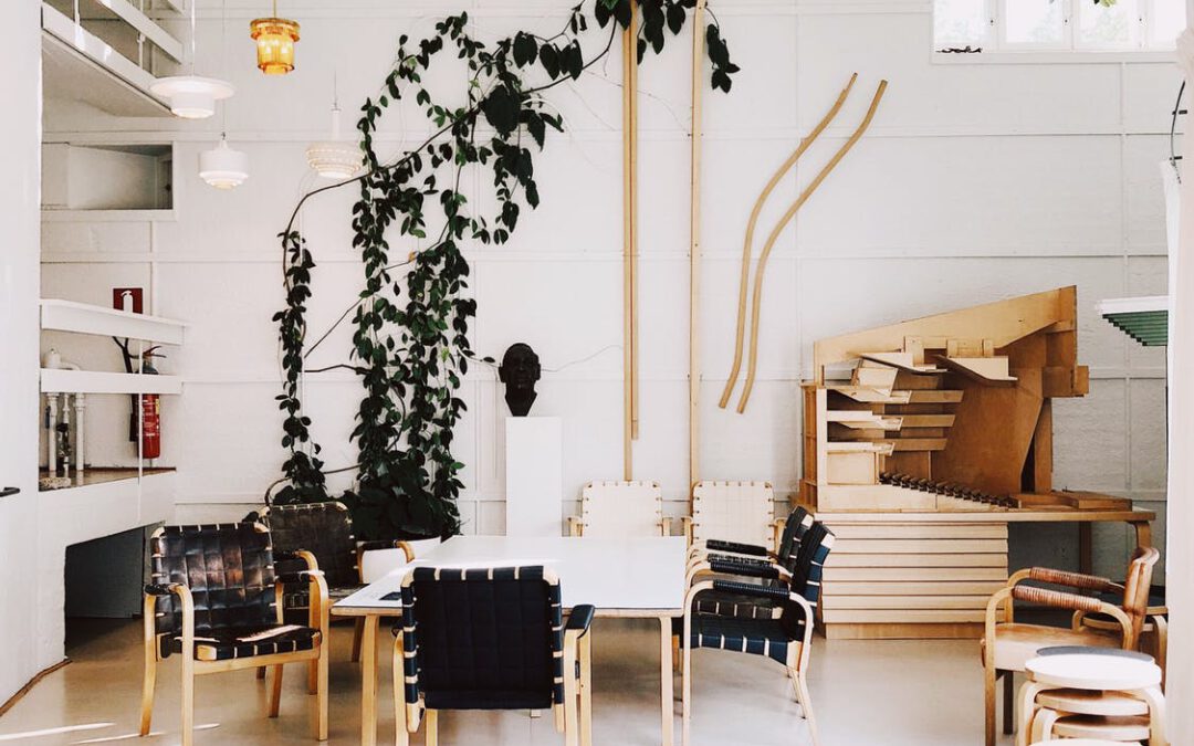 Doradzamy, jakimi lampami oświetlić salon z antresolą