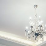 Lampa kryształowa – sposób na wprowadzenie luksusu do wnętrza Jak z pomocą lampy kryształowej stworzyć luksusowe i eleganckie wnętrze?